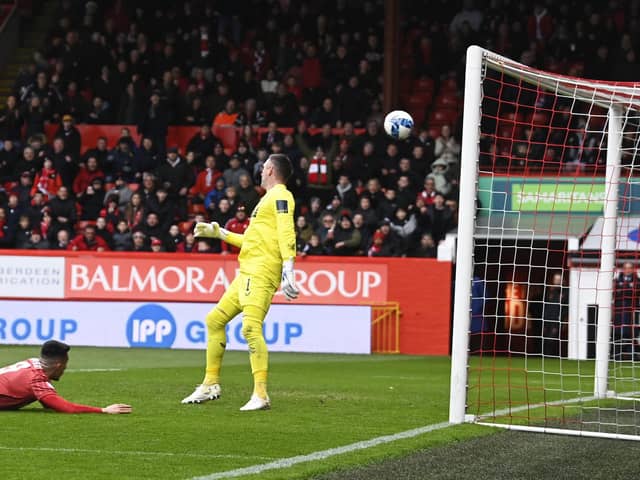 Bojan Miovski headed past Allan McGrgeor to put Aberdeen 2-0 ahead against Rangers. (Photo by Rob Casey / SNS Group)