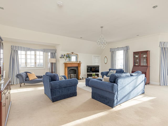 Exterior: Located at the top of the Royal Mile, the property is surrounded by the sights and attractions of the city centre. Waverley station is just a few minutes distance on foot.