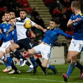 Dundee's Ryan Sweeney pulls down St Johnstone's Murray Davidson at a corner. (Photo by Mark Scates / SNS Group)