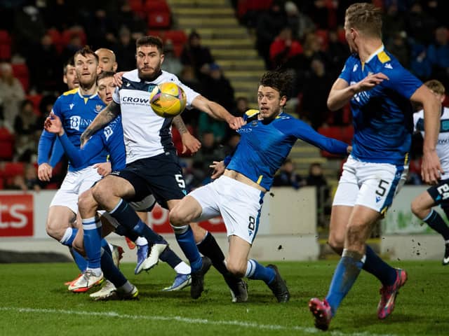 Dundee's Ryan Sweeney pulls down St Johnstone's Murray Davidson at a corner. (Photo by Mark Scates / SNS Group)