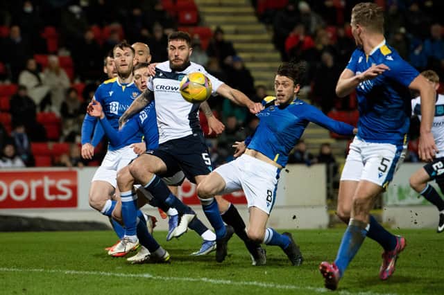 Dundee's Ryan Sweeney pulls down St Johnstone's Murray Davidson at a corner. (Photo by Mark Scates / SNS Group)