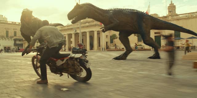 Owen Grady (Chris Pratt) getting up close and personal with an Allosaurus and a Carnotaurus in Jurassic World Dominion PIC: Universal Studios / Amblin Entertainment