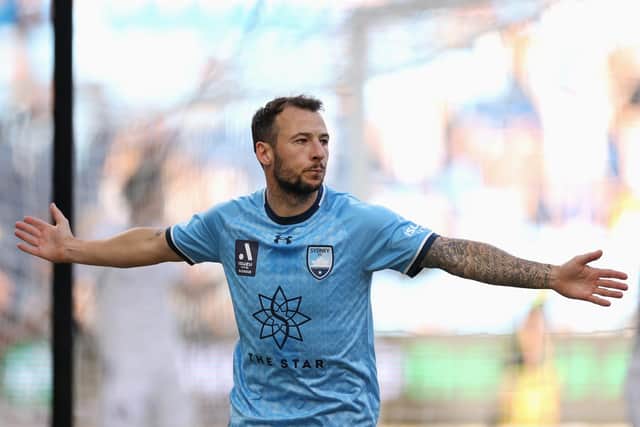Adam Le Fondre has signed for Hibs after a spell in Australia with Sydney FC.