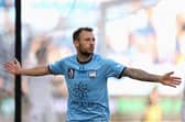 Adam Le Fondre has signed for Hibs after a spell in Australia with Sydney FC.