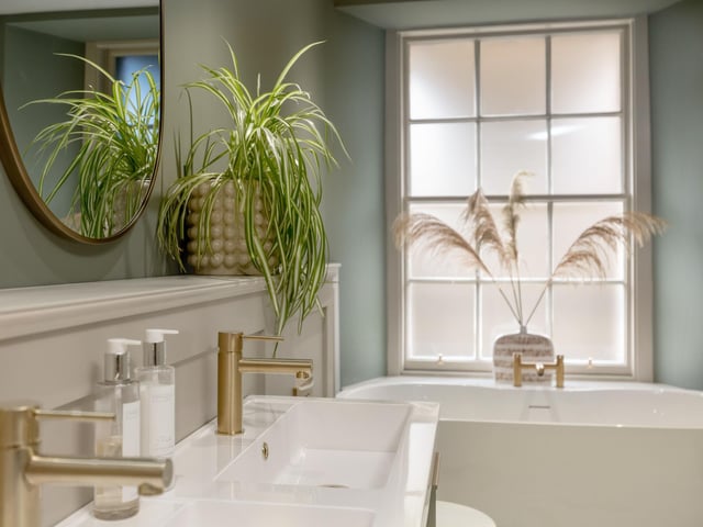Interior At the heart of the dwelling is an open-plan sitting and dining room, alongside a high-spec kitchen with Neff appliances. The fourth bedroom is in use as a cosy family room, and the principal bedroom is ensuite. A modern bathroom features a deep free-standing tub.