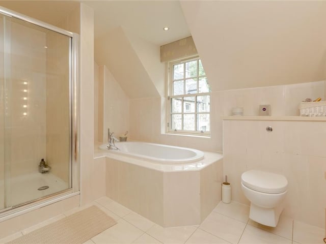 Principal bedroom en-suite.