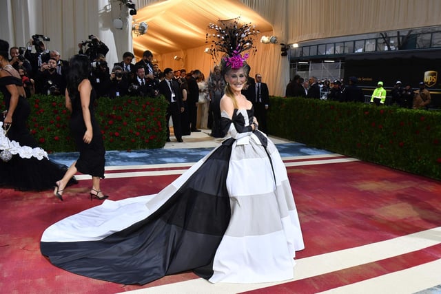 TOPSHOT - Actress Sarah Jessica Parker arrives for the 2022 Met Gala at the Metropolitan Museum of Art on May 2, 2022, in New York. Photo by ANGELA  WEISS / AFP