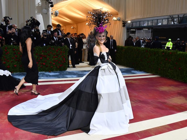 TOPSHOT - Actress Sarah Jessica Parker arrives for the 2022 Met Gala at the Metropolitan Museum of Art on May 2, 2022, in New York. Photo by ANGELA  WEISS / AFP