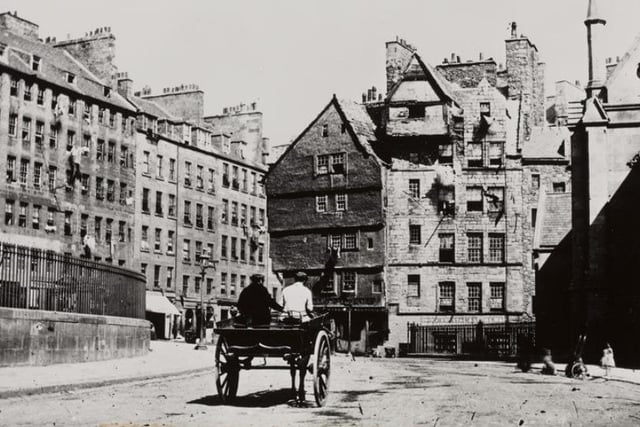 Horse and cart trundles up towards Bowhead House and the Lawnmarket in the Old Town.