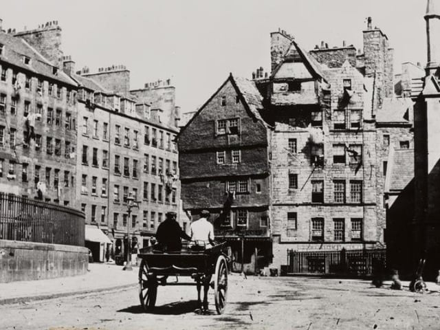 Horse and cart trundles up towards Bowhead House and the Lawnmarket in the Old Town.