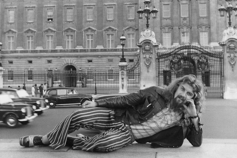 Billy Connolly in front of Buckingham Palace during a visit to London in July 1974.