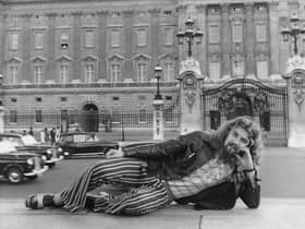 Billy Connolly in front of Buckingham Palace during a visit to London in July 1974.