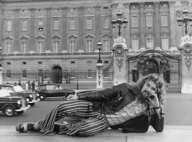 Billy Connolly in front of Buckingham Palace during a visit to London in July 1974.