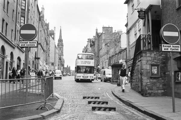 A view of the High Street in Edinburgh in August 1990, showing one of the 'pinch points' in a pedestrianised section of the Royal Mile.