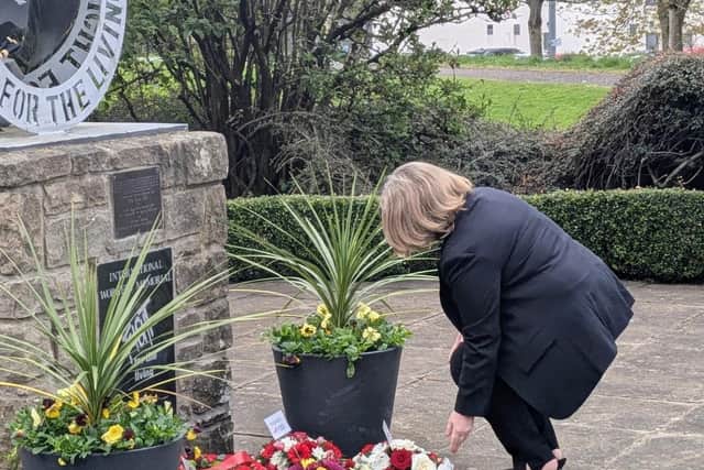 Kirsteen Sullivan MP lays a wreath at International Workers Memorial Day event in Bathgate