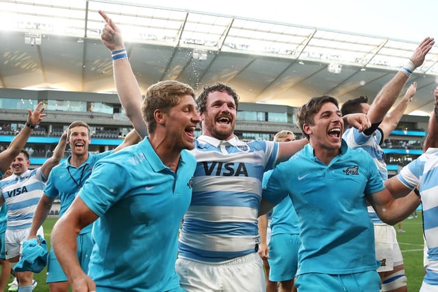 Domingo Mioti, Julian Montoya y Sebastian Chancellor celebran la espectacular victoria de Argentina sobre Nueva Zelanda en el trío de 2020.  Mioti y Concejal se unirán a Glasgow la próxima temporada.  Imagen: Cameron Spencer / Getty Images