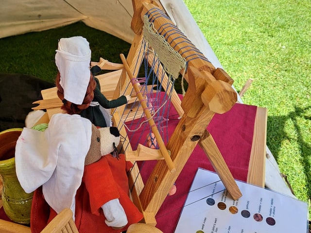 Learning to weave on a weighted loom