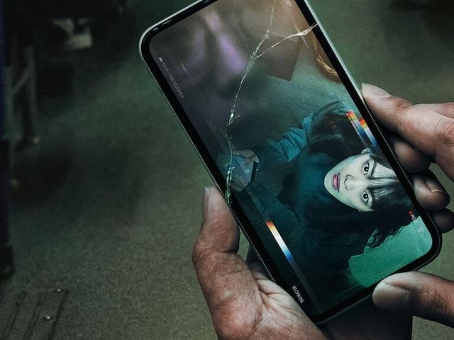 A young woman's life is thrown into turmoil when a dangerous man finds her lost mobile phone and begins to track her every move.