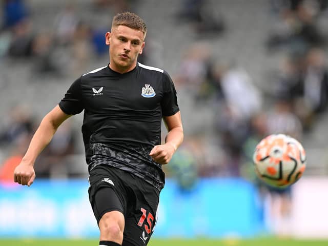 NEWCASTLE UPON TYNE, ENGLAND - SEPTEMBER 16: Harvey Barnes of Newcastle United warms up prior to the Premier League match between Newcastle United and Brentford FC at St. James Park on September 16, 2023 in Newcastle upon Tyne, England. (Photo by Stu Forster/Getty Images)