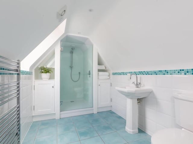 Shower room.