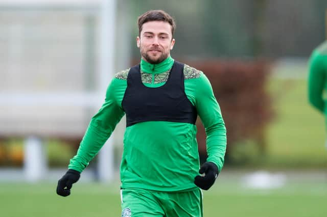 Lewis Stevenson has signed a new deal with Hibs.