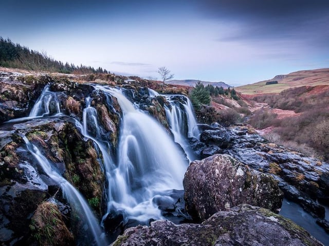 This waterfall is located on the River Endrick roughly 2 miles to the east of Fintry village and 17 miles away from Stirling city. The Scots word “loup” means “leap” and it is given in honour of those who visit the waterfall to leap over the rock’s edge.