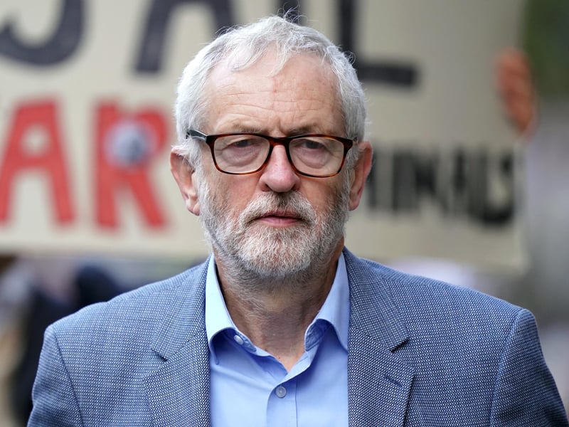 This is a headline that came from The Independent in 2016, discussing the internal strife of the Labour Party at that time. It translates as “Neighbours at war: Labour fall apart after Blairites are sacked.”