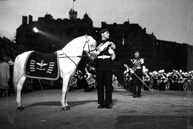 The Parachute Regiment on the Castle Esplanade at the 1962 Edinburgh Military Tattoo.