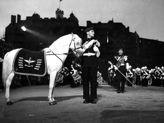 The Parachute Regiment on the Castle Esplanade at the 1962 Edinburgh Military Tattoo.