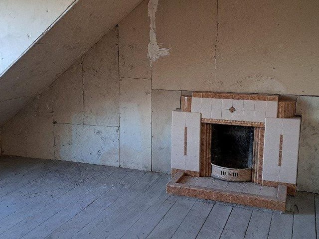 The two-bed home has a lounge, assumed former kitchen and a separate toilet off the top floor of the common close.