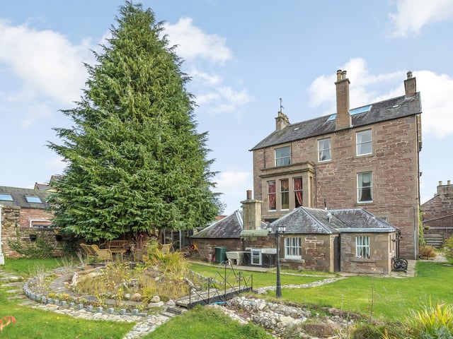 Exterior: Gravelled driveway, lawn, paved seating area with fireplace and a garden shed.
Contact: Strutt & Parker.