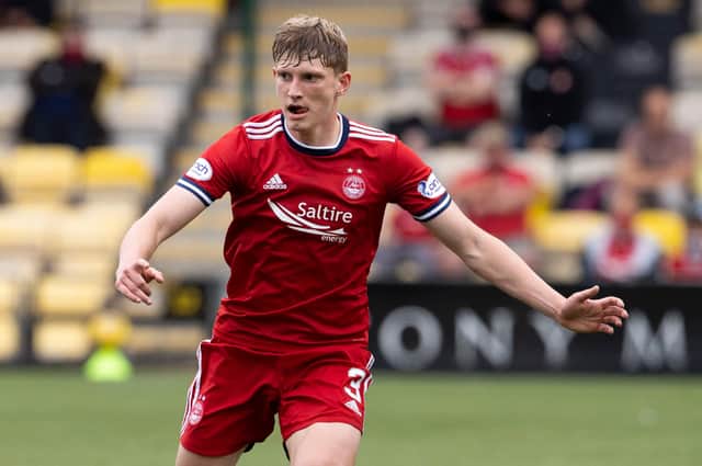 Jack MacKenzie has signed a new contract with Aberdeen.