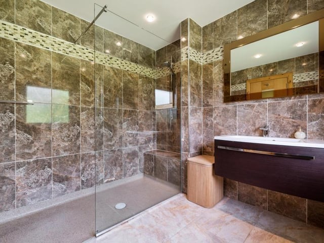 Bedroom 2 en-suite.