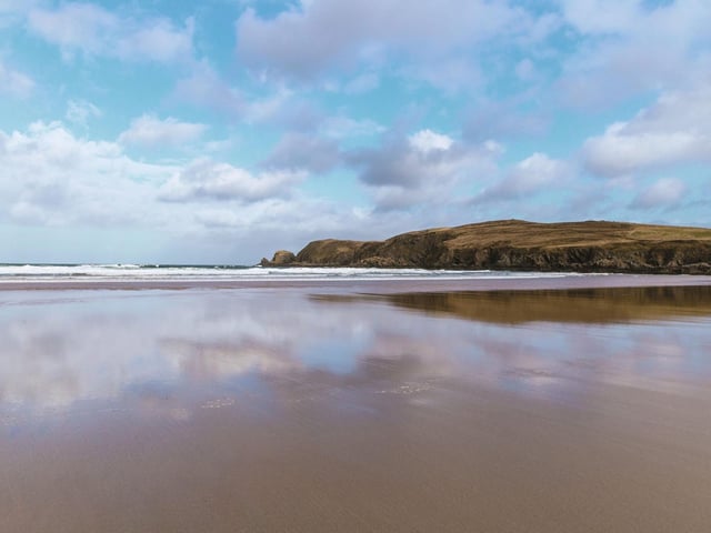 Situated on the north coast of Scotland, near the village of Bettyhill, Farr Bay is a white sandy beach that hosts a range of wildlife, including otters, seals and golden eagles. It's also a great spot for watersports, including kayaking, surfing and body boarding.