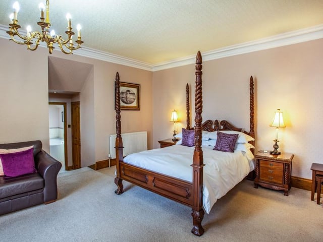 Principal bedroom.