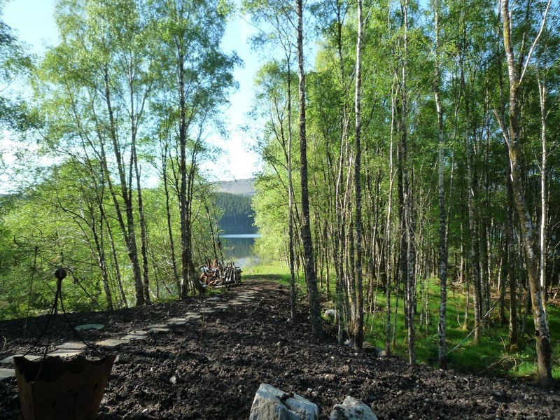 Set in Invergarry, the Caledonian Cabin is just 50 yards from the shore of Loch Garry and offers a hot tub, a barbecue, and two bedrooms that can sleep up to six people.