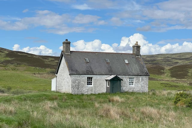 The cottage requires full renovation but offers the prospect of quiet living far from the madding crowd