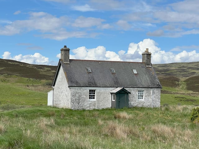 The cottage requires full renovation but offers the prospect of quiet living far from the madding crowd