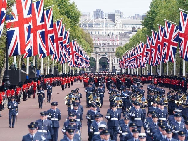 The coffin procession goes down the Mall heading to to Wellington Arch