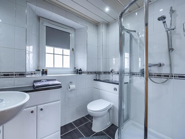 Shower room.