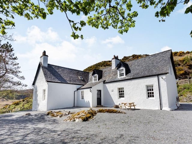 Oldany Lodge - front.