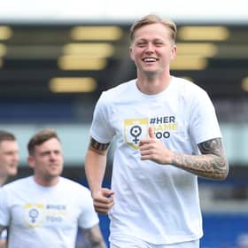 Frankie Kent has agreed a three-year contract with Hearts.