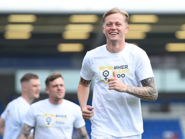 Frankie Kent has agreed a three-year contract with Hearts.