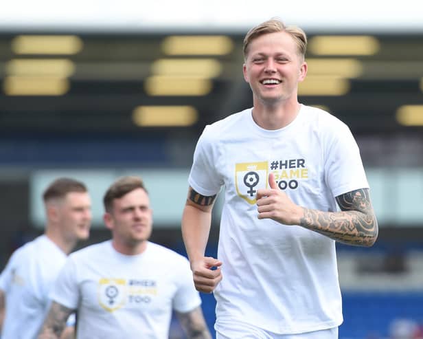 Frankie Kent has agreed a three-year contract with Hearts.