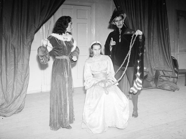 Oxford & Cambridge Players in 'The Taming of The Shrew' at Riddells Court Hall during the Edinburgh Festival Fringe in 1952.