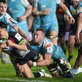 Harlequins' Marcus Smith (centre) scores their second try during the narrow win over Glasgow Warriors.