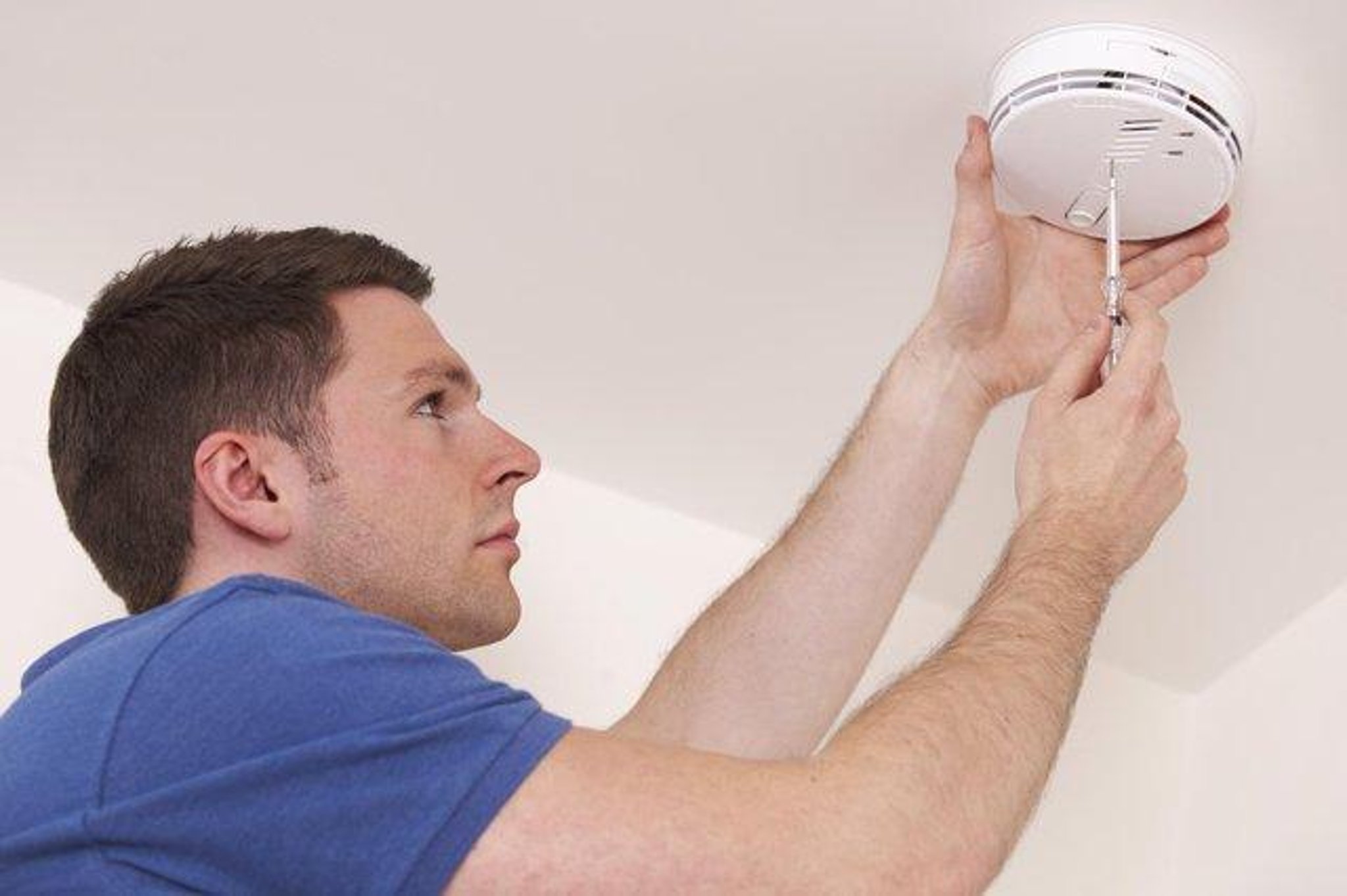 Alarm install. Человек для монтажа. Пожарный Извещатель. Smoke Detector. Пожарный Извещатель на потолке.