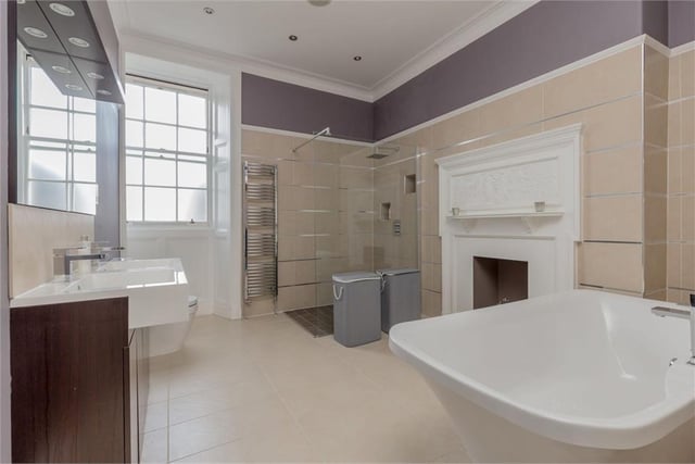 Principal bedroom en-suite.
