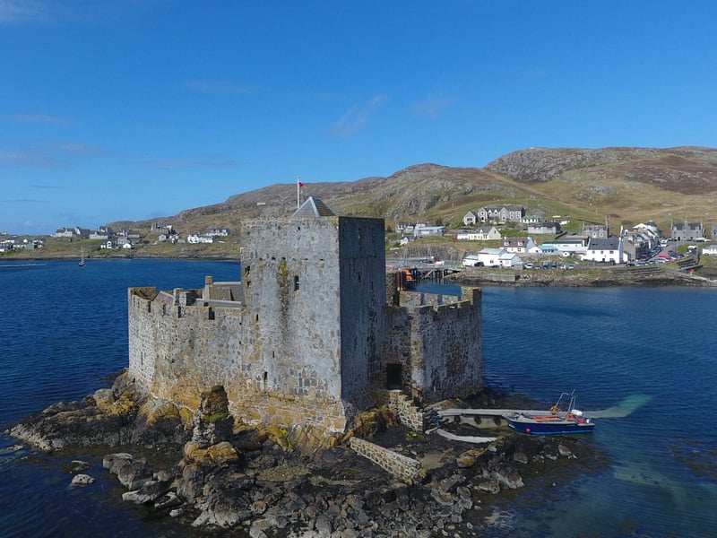 Kisimul Castle stands on a rocky islet in a bay just off the coast of Barra; you can only access it via boat ride. The name “Kisimul” is said to come from the castle’s Gaelic and Nordic heritage - the Gaelic name “Caisteal Chiosmuil” means ‘castle of the rock of the small bay’.