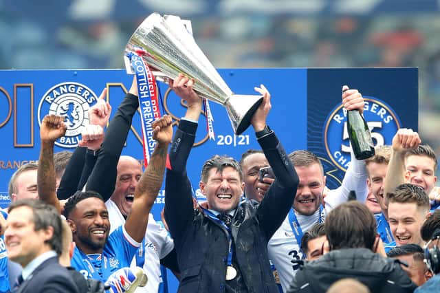 Steven Gerrard lifts the Scottish Premiership Trophy in celebration with his players.  (Photo by Ian MacNicol/Getty Images)